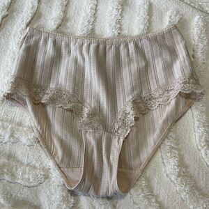Elegant Lace Trimmed Women's Intimate panties in Cream size m / 6